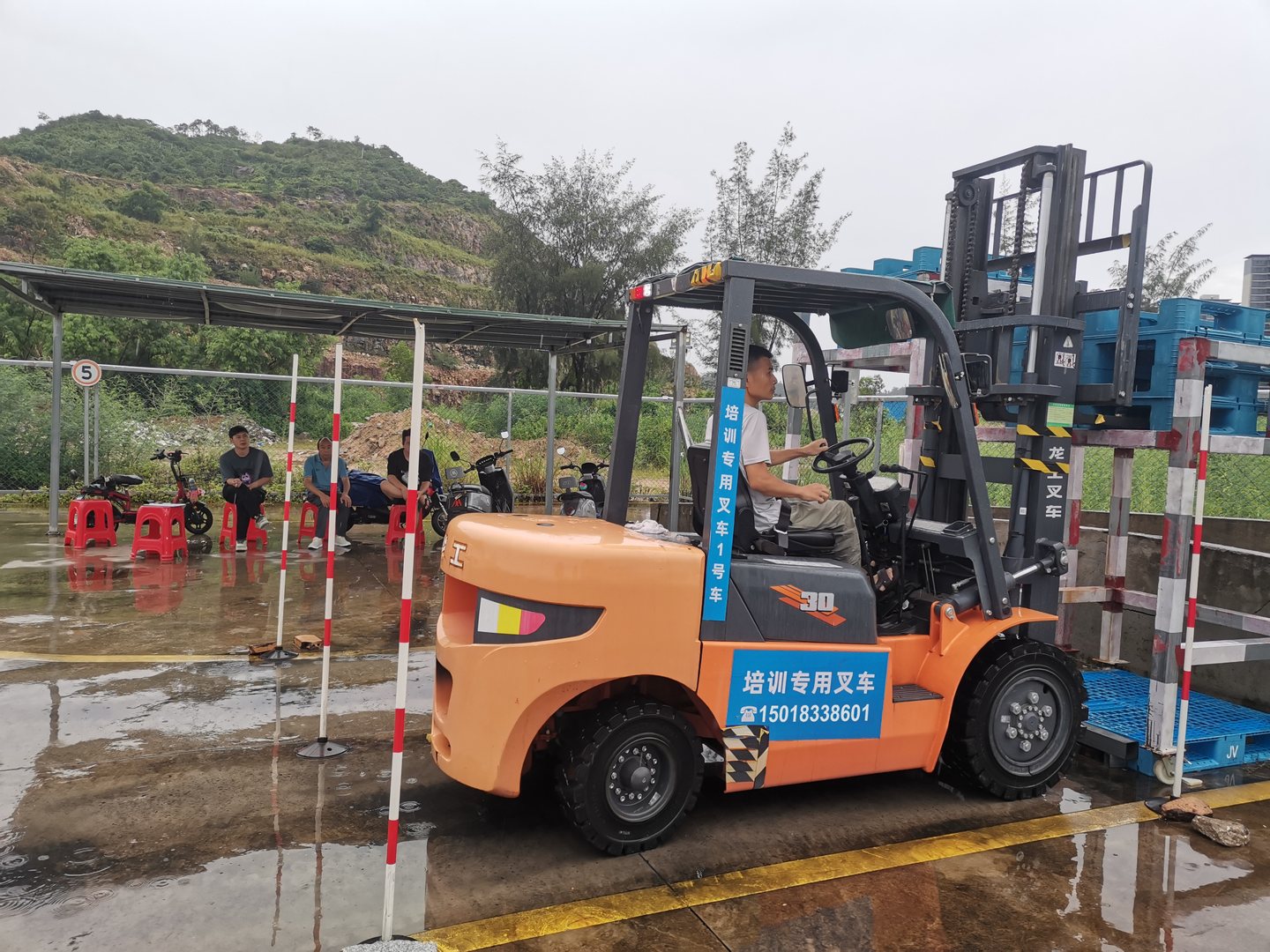 珠海斗门叉车培训学员在学校训练车辆上进行实操练习