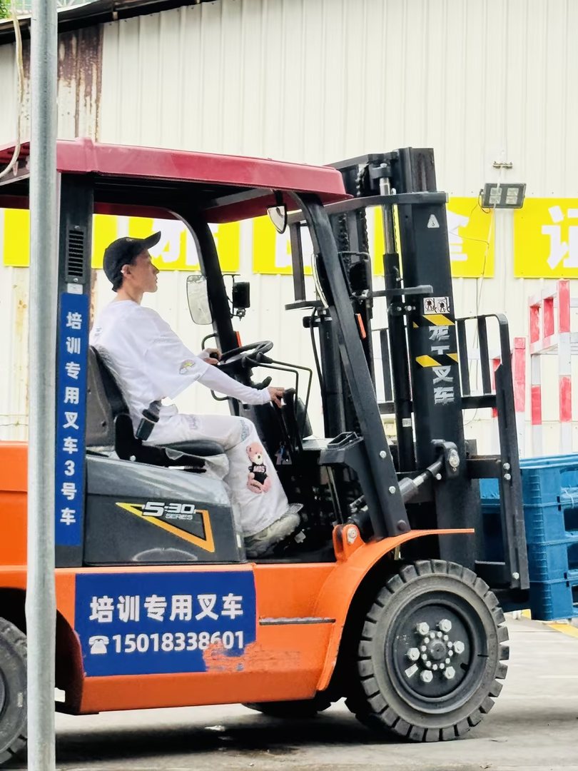 珠海雅图学校女性学员参加叉车实车学习