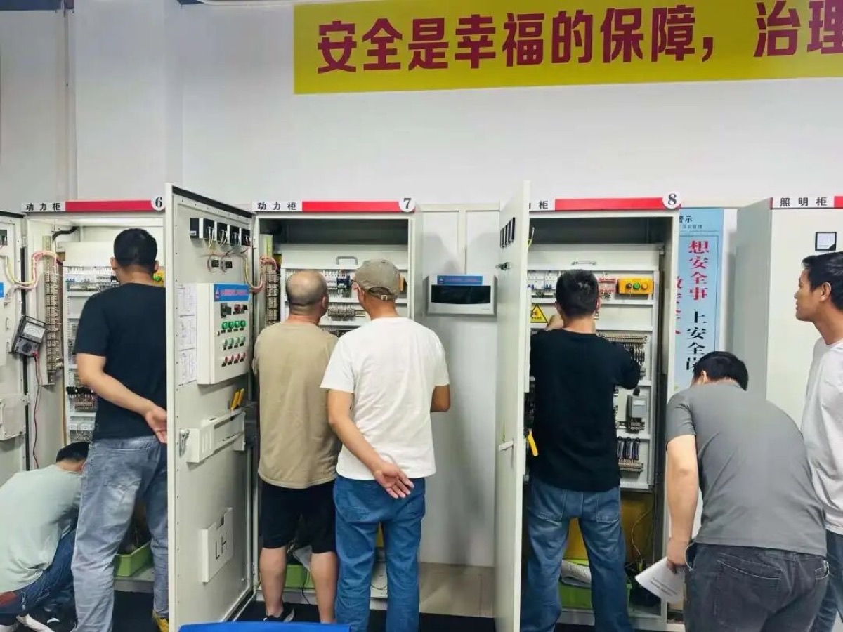 珠海雅图职业培训学校电气控制柜接线检测与故障排查实训现场