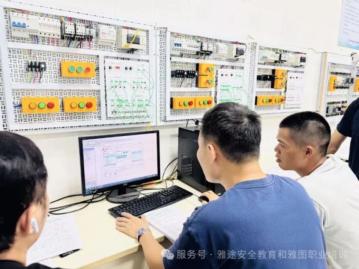 珠海雅图职业培训学校PLC控制线路编程与电气自动化实操现场
