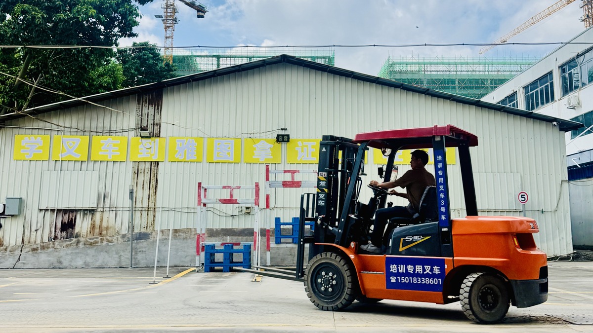 珠海学叉车先认清这7处：配重在后面，为什么车还会翻？